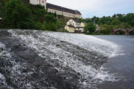 Datei:450px-Streichwehr Weilburg.jpg