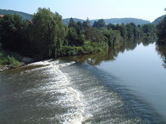 Datei:20190925075230!240px-Streichwehr Fulda.jpg