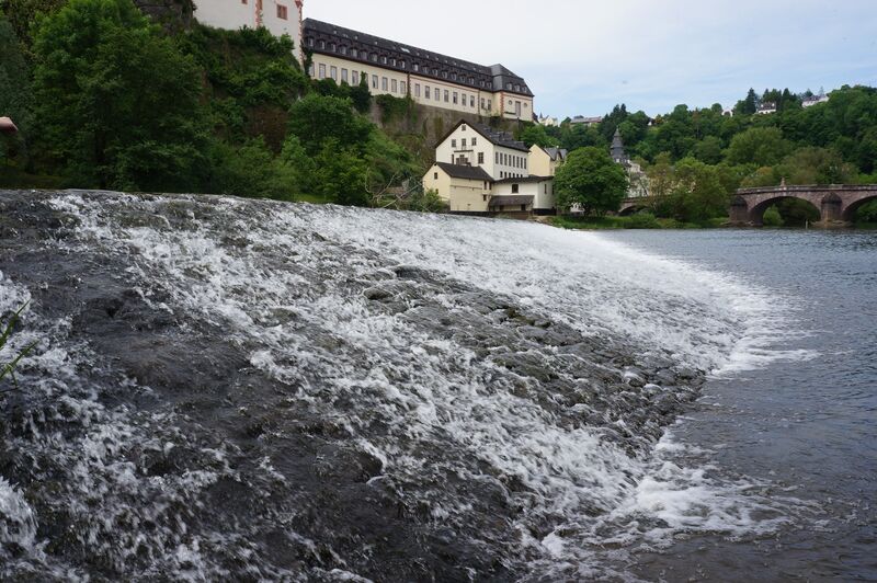 Datei:Streichwehr Weilburg.jpg