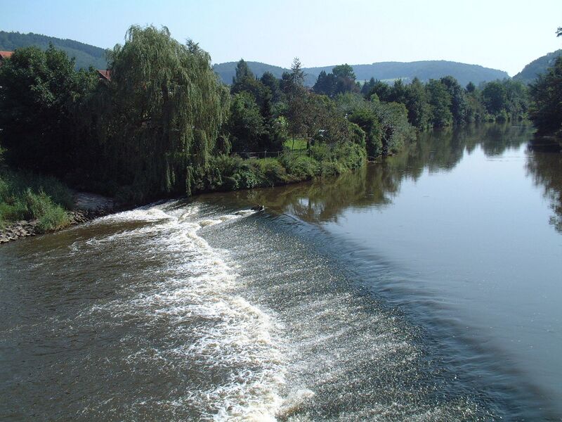 Datei:20190925075229!1200px-Streichwehr Fulda.jpg